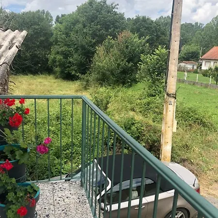 Casita Junto Al Rio En Un Entorno Natural