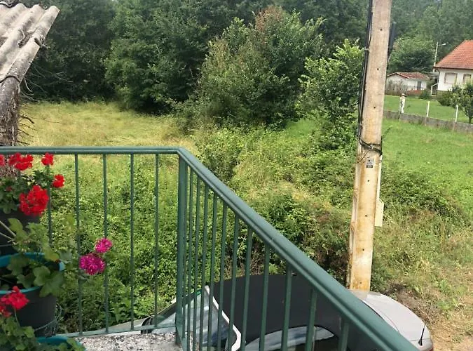 Casita Junto Al Rio En Un Entorno Natural